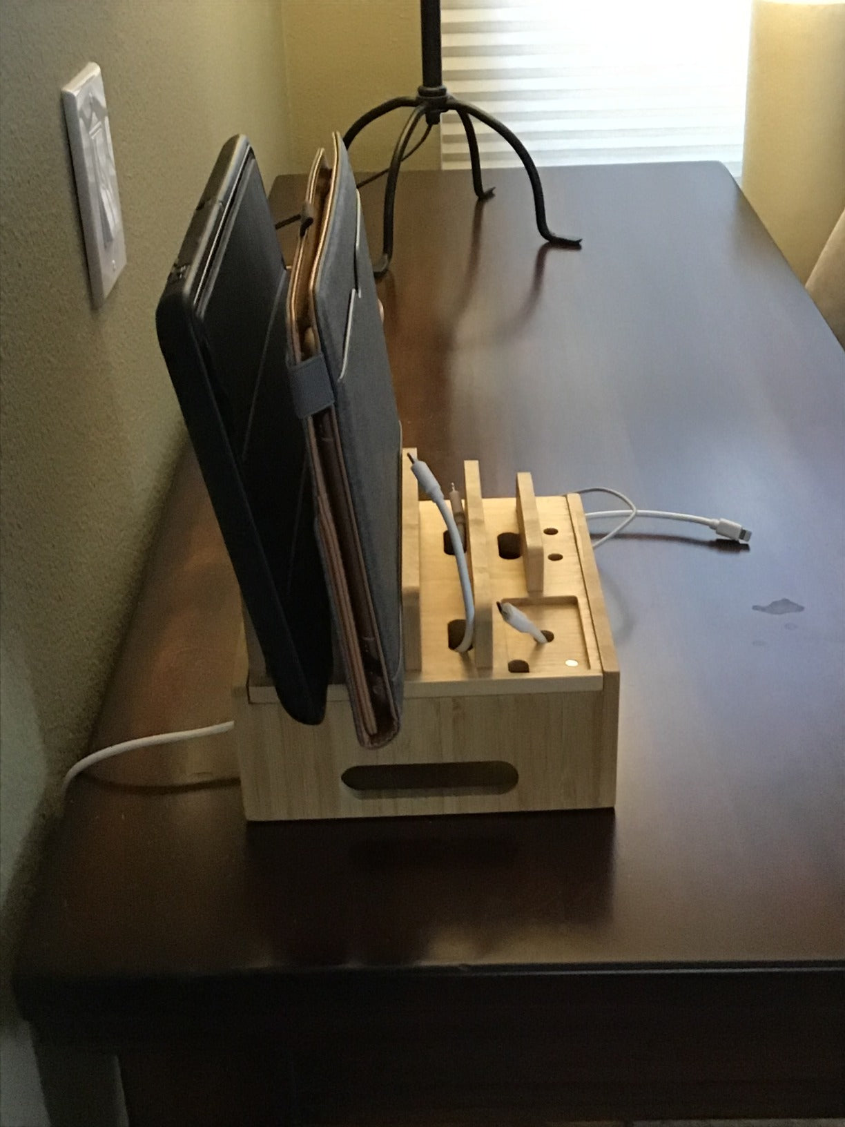 "Ladestation aus Bambus, 5-Port USB, elegantes Design, multifunktional, mit Kabelmanagement für Smartphones und mehr."