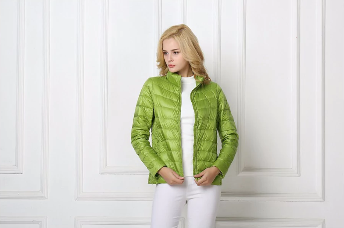 "Leichte Damen Daunenjacke in elegantem Design, perfekt für urbane Eleganz, erhältlich in vielseitigen Farboptionen."