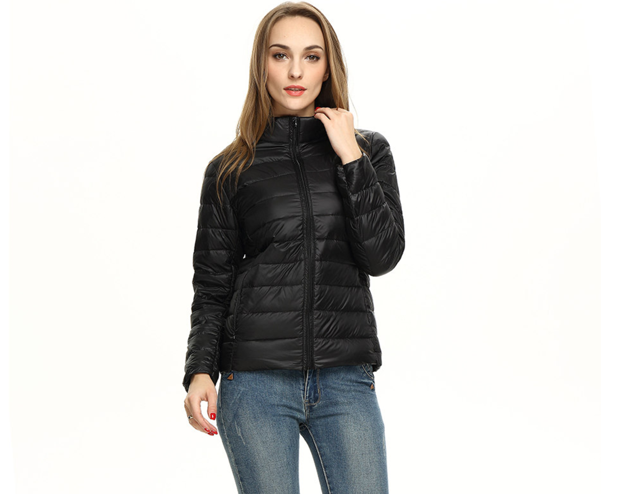"Leichte Damen Daunenjacke in elegantem Design, perfekt für urbane Eleganz, erhältlich in vielseitigen Farboptionen."