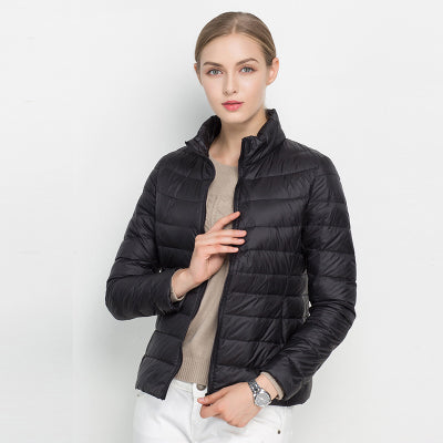 "Leichte Damen Daunenjacke in elegantem Design, perfekt für urbane Eleganz, erhältlich in vielseitigen Farboptionen."