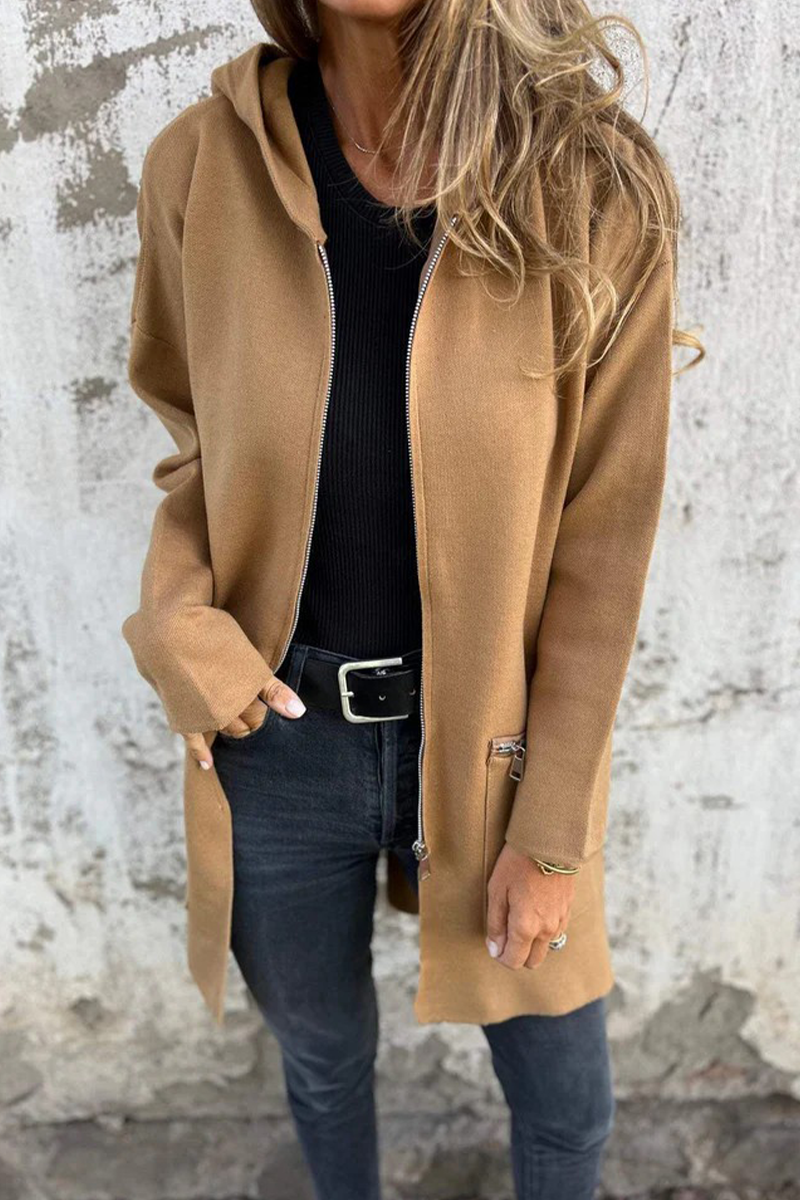 Lässige Kapuzenjacke für Damen, mit Schlitz und Reißverschluss, vorne gezeigt, erhältlich in 9 trendigen Farben.