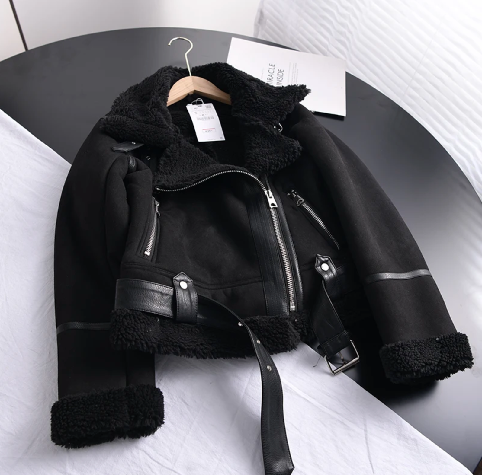 Luxuriöse Damen Wildlederjacke mit Fleece-Futter, braun-schwarz, auf Kleiderbügel hängend, stilvoller Motorrad-Look.