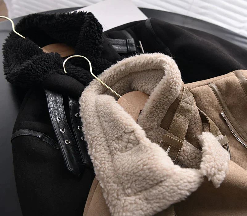 Luxuriöse Damen Wildlederjacke mit Fleece-Futter, braun-schwarz, auf Kleiderbügel hängend, stilvoller Motorrad-Look.
