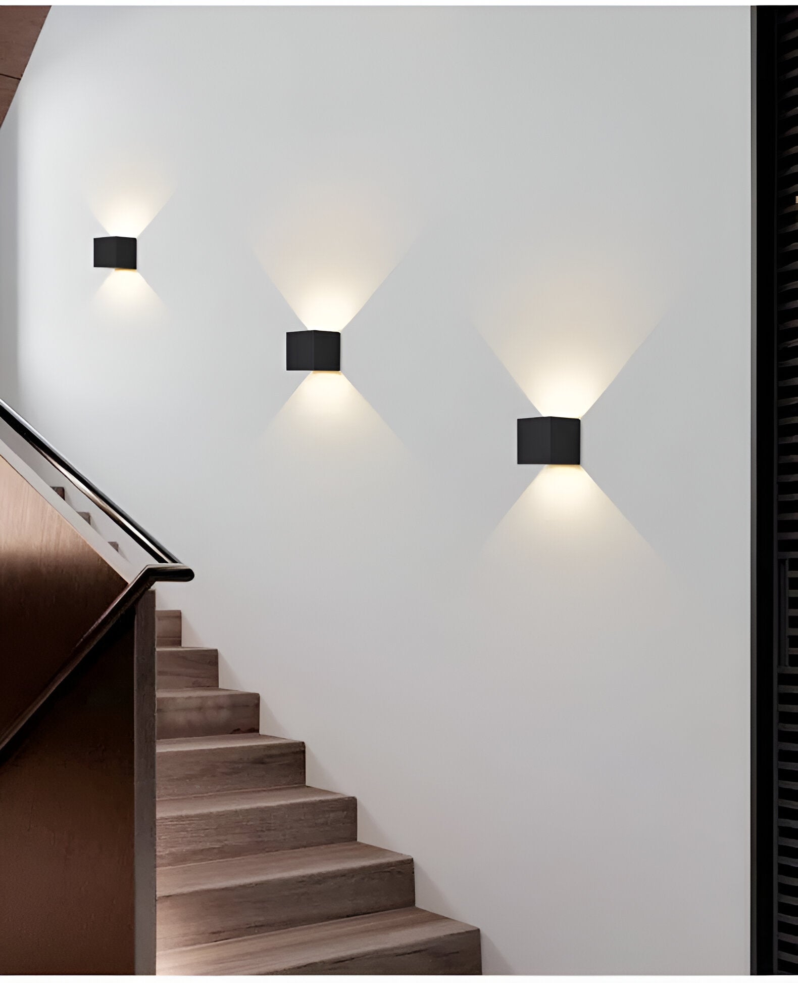 "Moderne LED-Wandleuchte mit Aluminiumgehäuse, Bewegungsmelder und wählbarer Lichtfarbe, minimalistisches Design."