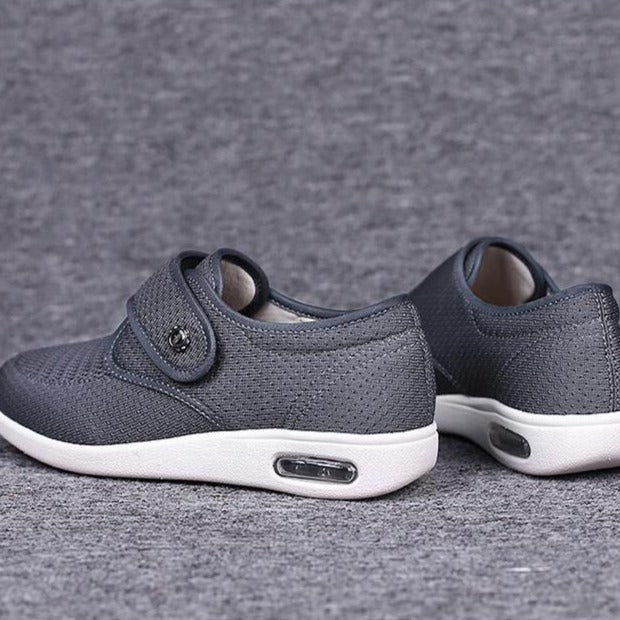 "Schwarze extra-breite orthopädische Diabetikerschuhe für Damen, mit Klettverschlüssen, komfortabel für geschwollene Füße."