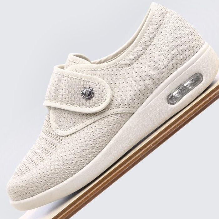 "Schwarze extra-breite orthopädische Diabetikerschuhe für Damen, mit Klettverschlüssen, komfortabel für geschwollene Füße."