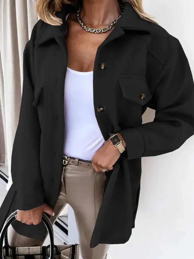 "Stilvolle Damenjacke, elegant und bequem, mit perfekter Passform und praktischen Taschen, ideal für Übergangszeiten."