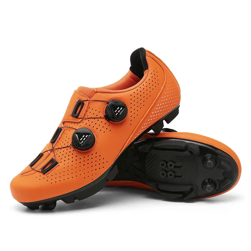 Stilvolle MTB- & Rennradschuhe in Orange, Schwarz und Weiß, perfekt für Komfort und Funktionalität auf Abenteuern.