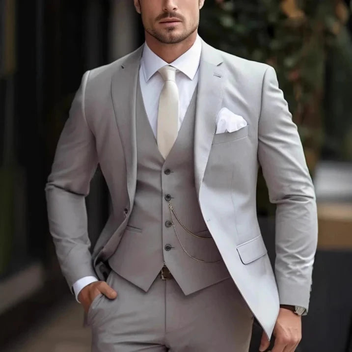 Stilvoller dreiteiliger Herren Hochzeitsanzug mit klassischer Jacke, Weste und Hose, ideal für festliche Anlässe.