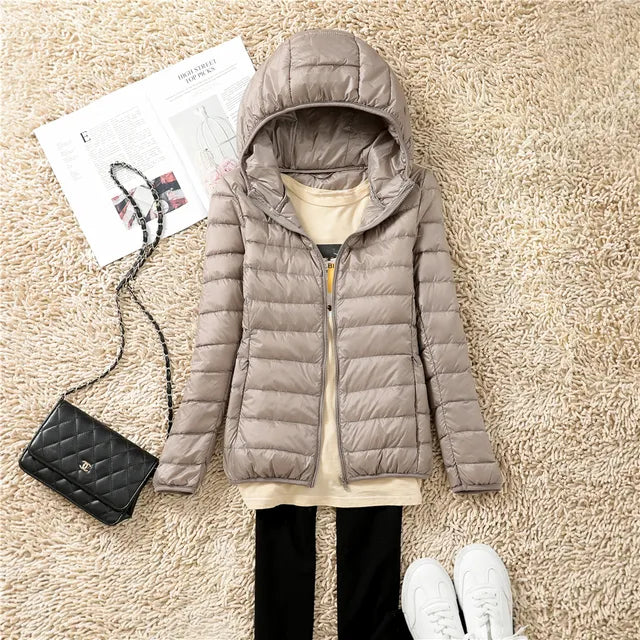 Ultraleichter Daunenmantel Damen mit Kapuze, warm und stilvoll, in verschiedenen Farben, ideal für kalte Wintertage.
