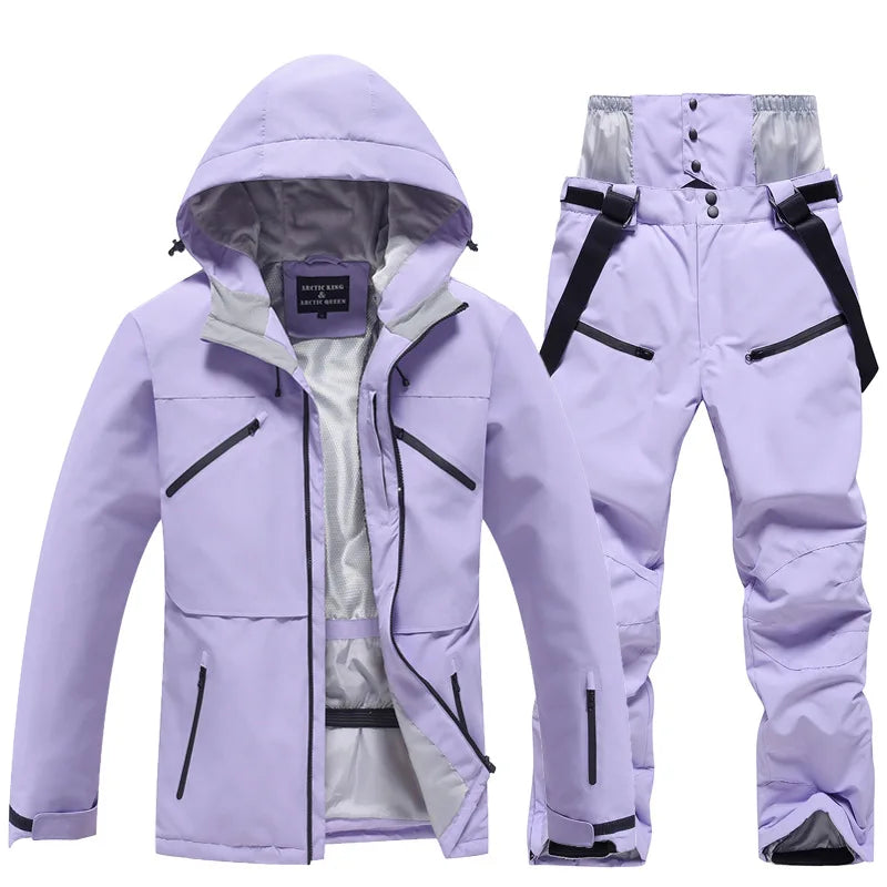 Unisex Skianzug mit Kapuzenjacke und Skihose, in leuchtenden Farben, windfest und ideal für Winterabenteuer.