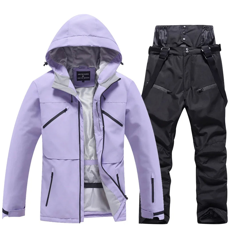 Unisex Skianzug mit Kapuzenjacke und Skihose, in leuchtenden Farben, windfest und ideal für Winterabenteuer.