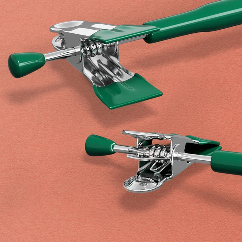 Verstellbarer Edelstahl-Kleiderbügel mit rutschfesten Gummiclips, schlankes Design, ideal für Röcke und Hosen.