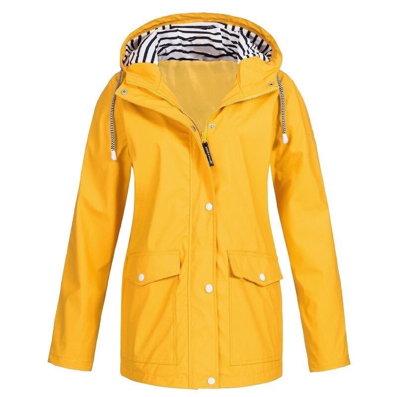 Vielseitige 3-in-1 wasserdichte Damen Outdoor-Wanderjacke, robust und stylisch, ideal für alle Wetterbedingungen.
