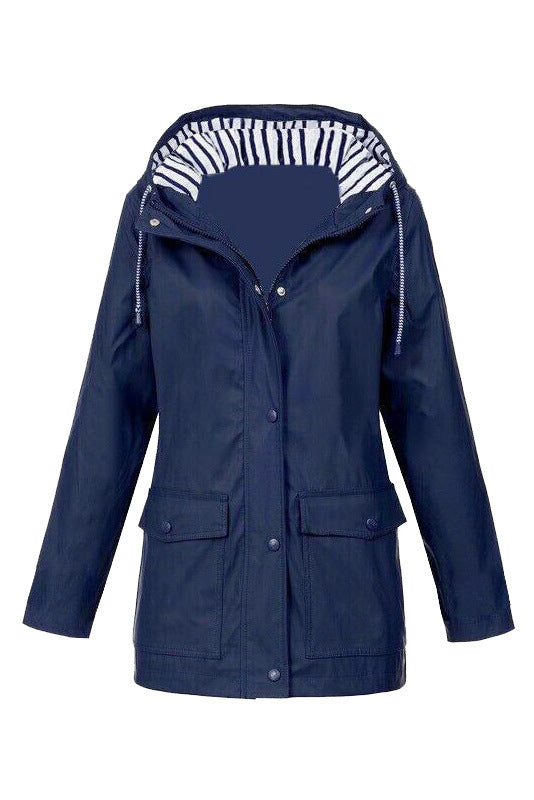 Vielseitige 3-in-1 wasserdichte Damen Outdoor-Wanderjacke, robust und stylisch, ideal für alle Wetterbedingungen.