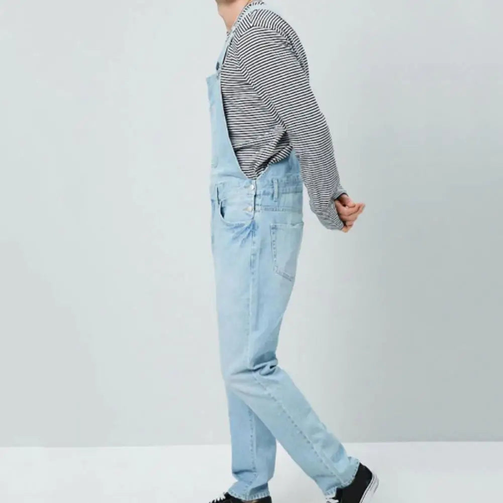 "Vielseitiger Herren-Denim-Jumpsuit, frontale Ansicht, elegante Passform mit Taschen, robuster und atmungsaktiver Denimstoff.