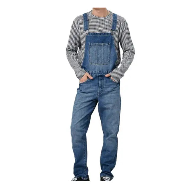"Vielseitiger Herren-Denim-Jumpsuit, frontale Ansicht, elegante Passform mit Taschen, robuster und atmungsaktiver Denimstoff.