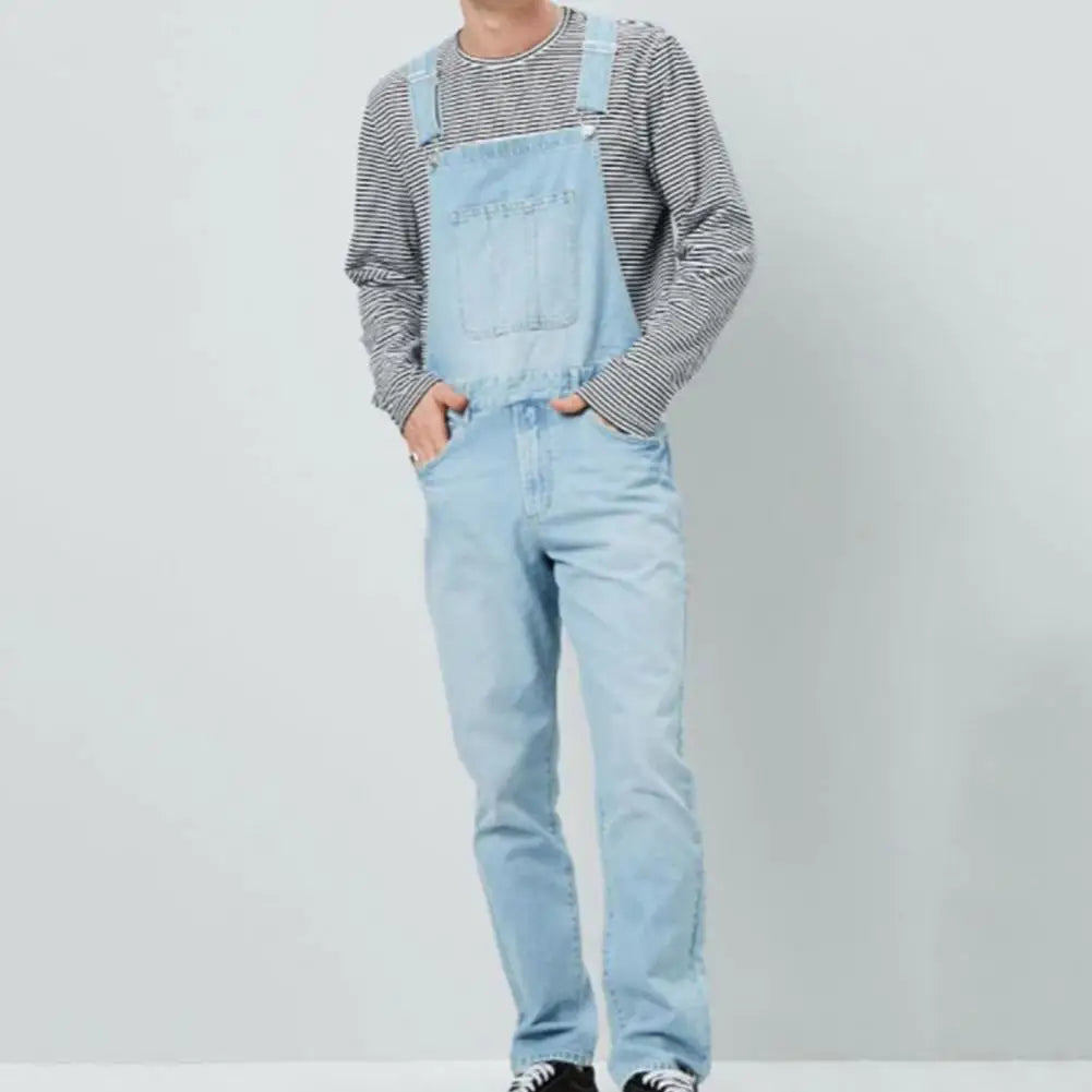 "Vielseitiger Herren-Denim-Jumpsuit, frontale Ansicht, elegante Passform mit Taschen, robuster und atmungsaktiver Denimstoff.