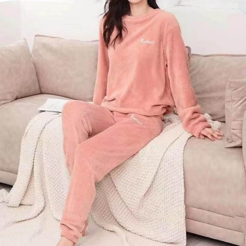 Warmer Damen Plüsch-Pyjama in eleganten Farben, kuschelig und gemütlich für kühle Abende, aus weichem Material.