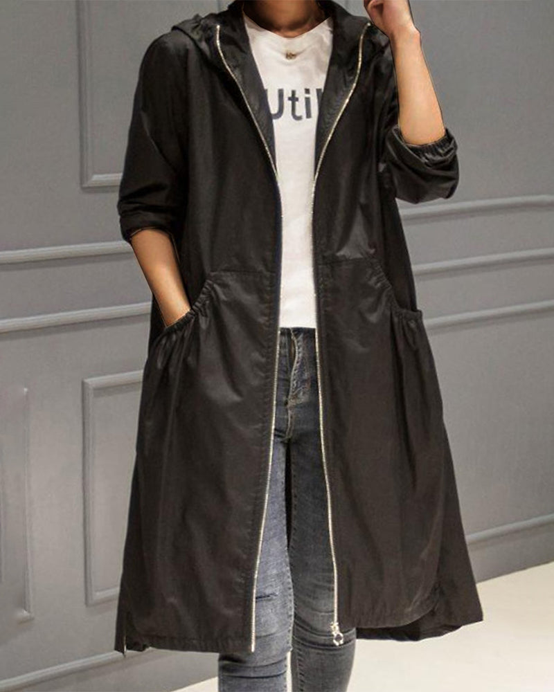 "Wasserdichter langer Damen-Trenchcoat mit Kapuze, klassisches Design, ideal für Regenwetter, verfügbar in mehreren Farben."
