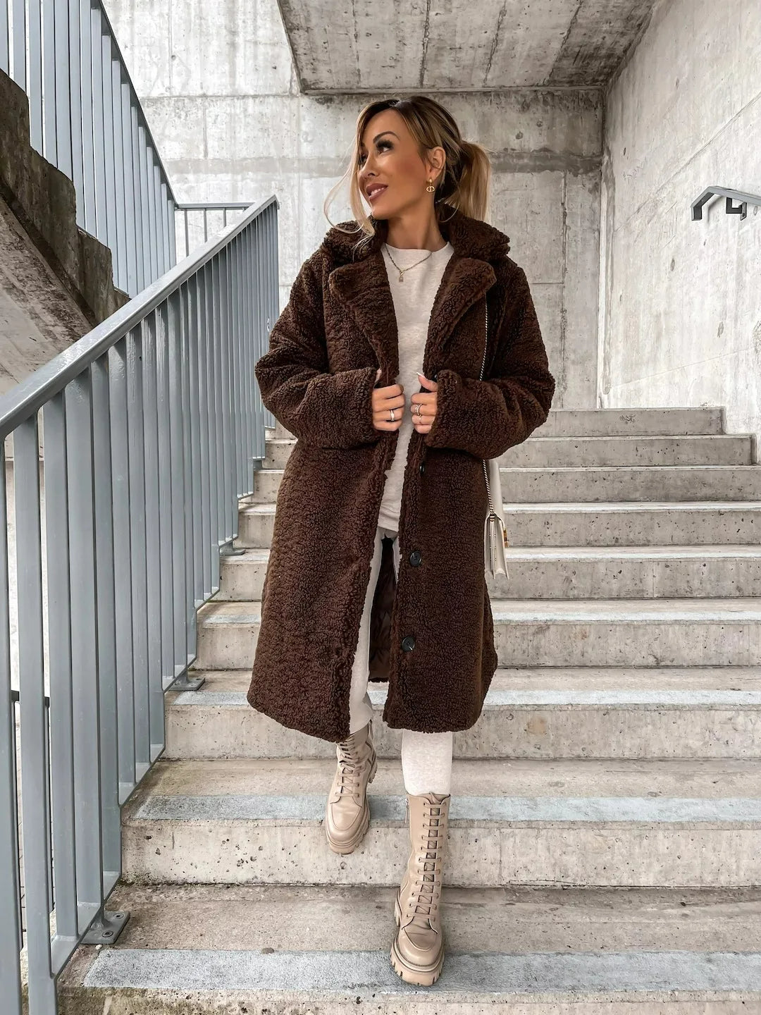 "Weicher Plüsch-Trenchcoat in Creme, stilvoller Schnitt, perfekt für Winter, vielseitig für Büro und Freizeit."