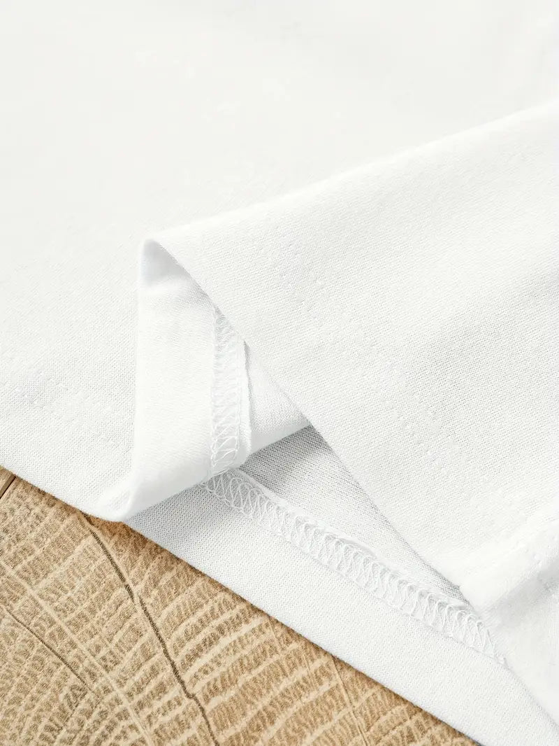 "Weißes Damen T-Shirt mit buntem, abstraktem Blumenmuster für Sommer, stilvoll und vielseitig für den Alltagslook."