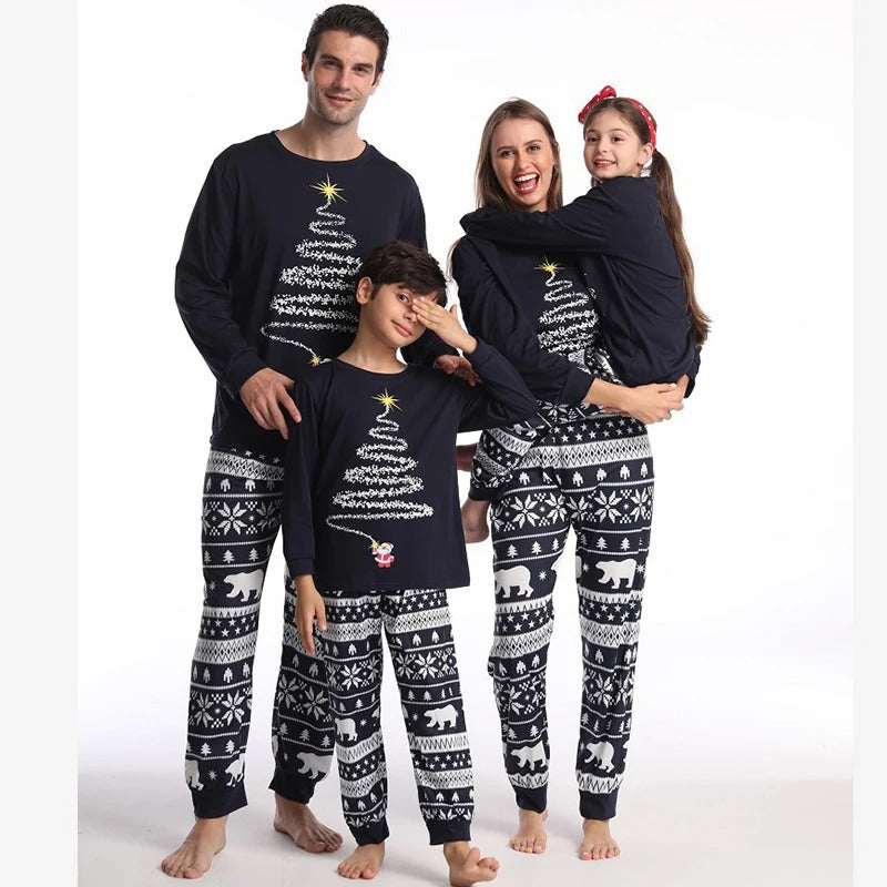 "Weihnachts-Pyjama-Set: Familie in festlichem Pyjama, harmonische Designs in Rot und Weiß, warmes Material, gemütlich."