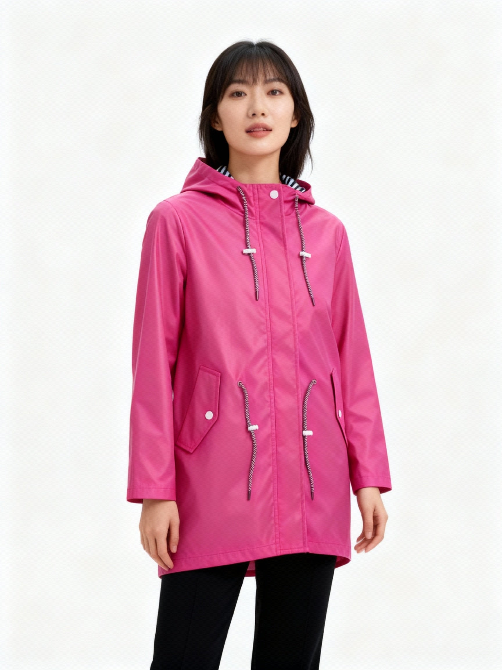 "Wetterfester gelber Mantel mit Kapuze, ideal für Übergangszeiten und urbanen Stil, hält trocken und modisch bei Regen."