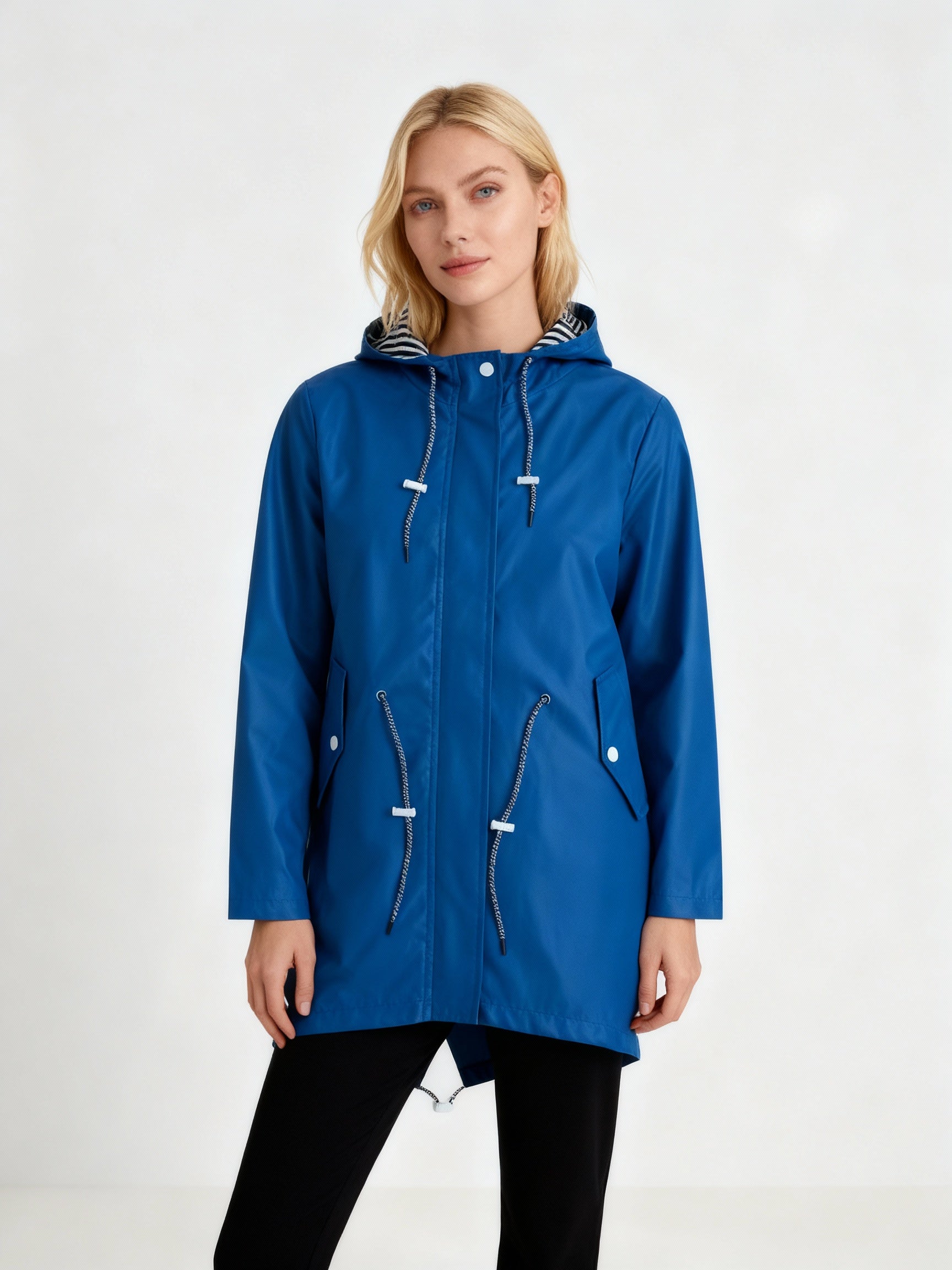 "Wetterfester gelber Mantel mit Kapuze, ideal für Übergangszeiten und urbanen Stil, hält trocken und modisch bei Regen."