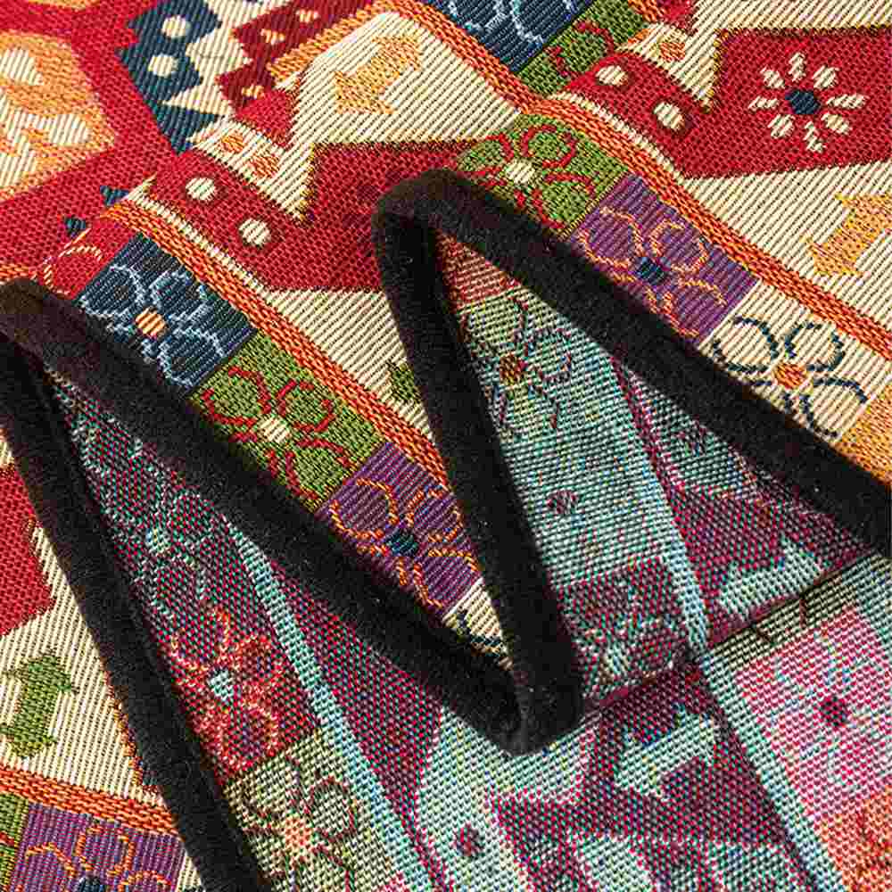 "Bunte marokkanische Jacquard-Decke als stilvoller Sofabezug, lebhafte Muster in Blau, Gelb, Rot, ideal für Wohnkultur."